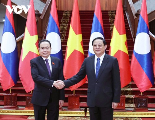 Presidente del Parlamento de Vietnam se reúne con Primer Ministro de Laos - ảnh 1