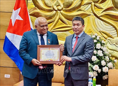 Condecoran al embajador de Cuba en Vietnam con la distinción “Por la Paz y la Amistad entre los pueblos” - ảnh 1