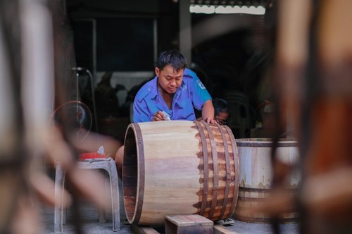 Resuenan lejos los tambores artesanales de la aldea centenaria de Binh An  - ảnh 1