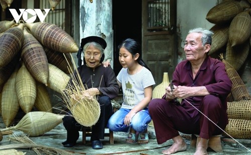 Desarrollan los oficios tradicionales en las aldeas de Hung Yen - ảnh 1