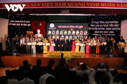 Vibrantes actividades conmemorativas en honor de los docentes vietnamitas - ảnh 2