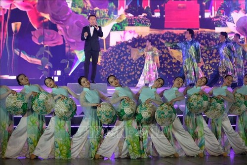 Ofrecen al público nutrido programa artístico en Festival de Flores de Da Lat - ảnh 1