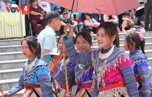 Bazares de primavera, puntos de compraventas e intercambio cultural entre comunidades étnicas - ảnh 1