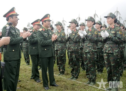 Organizan primer entrenamiento conjunto para desfile militar en conmemoración de la reunificación de Vietnam  - ảnh 1