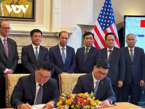 Empresas vietnamitas y estadounidenses firman acuerdos de cooperación económica de más de 4 mil millones de dólares - ảnh 1