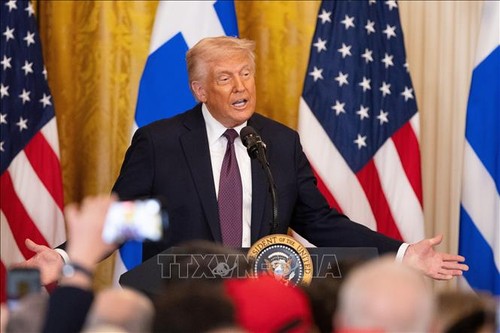 Donald Trump amenaza con imponer nuevos impuestos al petróleo ruso por el tema de Ucrania  - ảnh 1