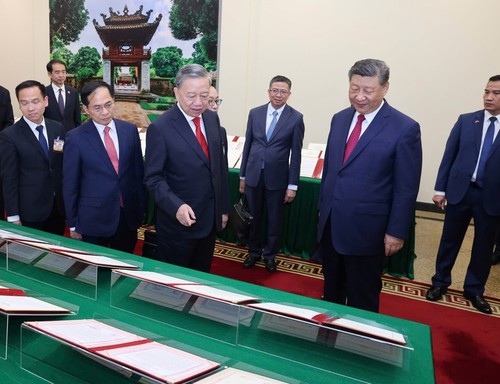 Vietnam y China firman siete documentos de cooperación en transporte ferroviario y vial - ảnh 1