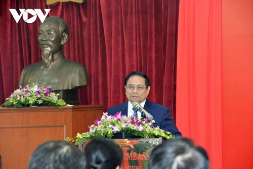 Primer Ministro se reúne con la comunidad vietnamita en Malasia  - ảnh 1