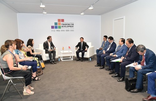 Viceprimer Ministro vietnamita se reúne con ministro de Economía, Comercio y Empresa de España  - ảnh 1