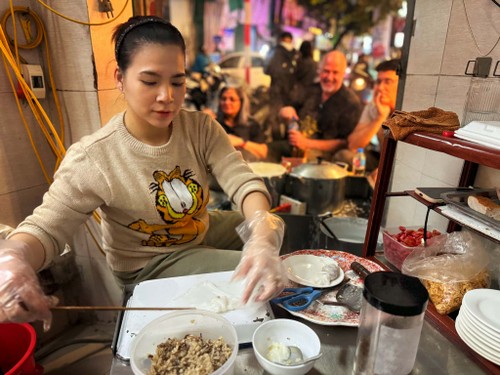 Excursión gastronómica de comida callejera: Una oferta turística en auge de Hanói  - ảnh 3