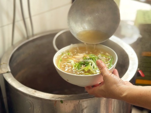 Excursión gastronómica de comida callejera: Una oferta turística en auge de Hanói  - ảnh 4