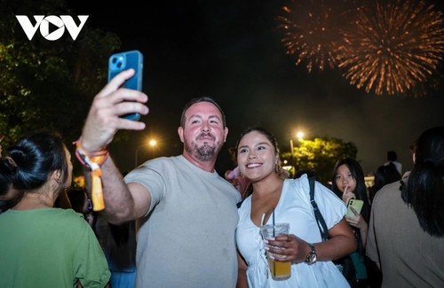 Vietnamitas en todo el país dan la bienvenida al Año Nuevo 2026 - ảnh 5