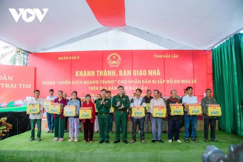Entregan cerca de 100 casas nuevas de la Campaña Quang Trung en Dak Lak - ảnh 3