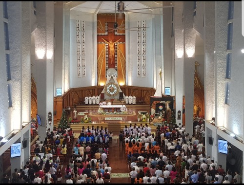 La Catedral de la Reina de la Paz se erige como emblema religioso y cultural de Long Xuyen - ảnh 3