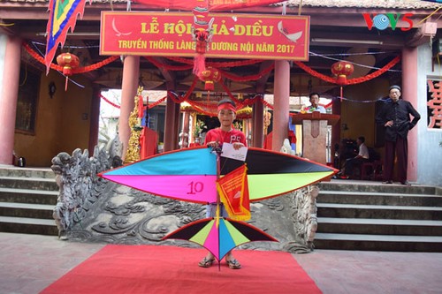 Náo nức hội thi thả diều thiếu nhi làng Bá Dương Nội - ảnh 22