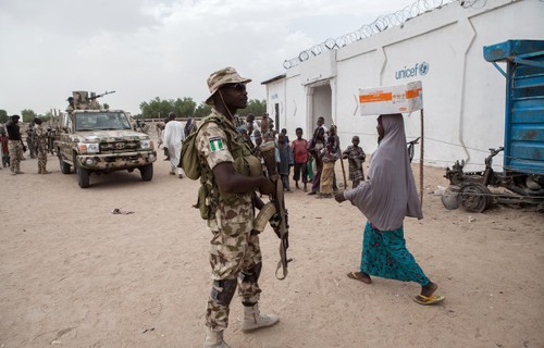 Nigeria : l’armée recherche des centaines de collégiens disparus après une attaque - ảnh 1