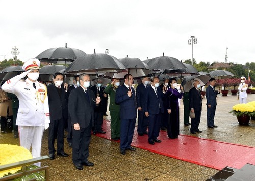 Têt 2021 : les dirigeants du pays rendent hommage au Président Hô Chi Minh - ảnh 1