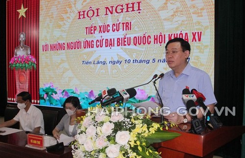 Le président de l’Assemblée nationale Vuong Dinh Huê fait sa campagne à Tiên Lang, ville de Haiphong - ảnh 1