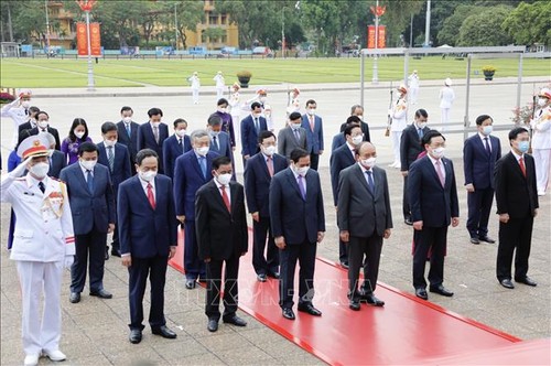 Des dirigeants rendent hommage au Président Hô Chi Minh - ảnh 1