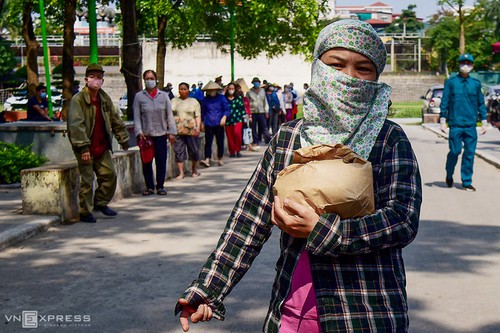 Hanoï fournit de la nourriture aux travailleurs pauvres - ảnh 1