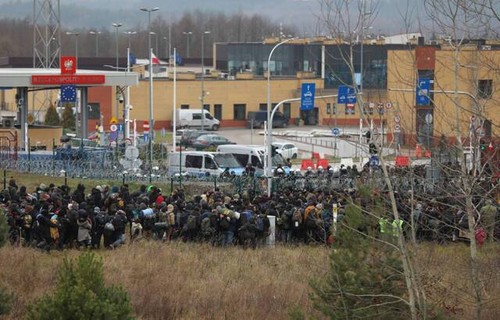 La Pologne annonce la construction d’un mur en décembre à sa frontière avec la Biélorussie - ảnh 1