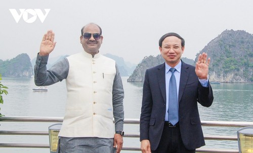 Om Birla visite la baie d’Ha Long - ảnh 1