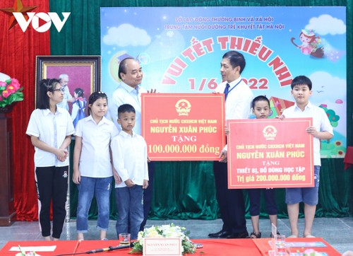 Nguyên Xuân Phuc rend visite aux enfants handicapés du district de Chuong My (Hanoï) - ảnh 1