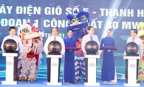 Le président de la République à l’inauguration d’une centrale éolienne à Bên Tre - ảnh 1