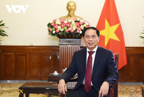 Le Vietnam place l’homme au  centre de son développement - ảnh 1