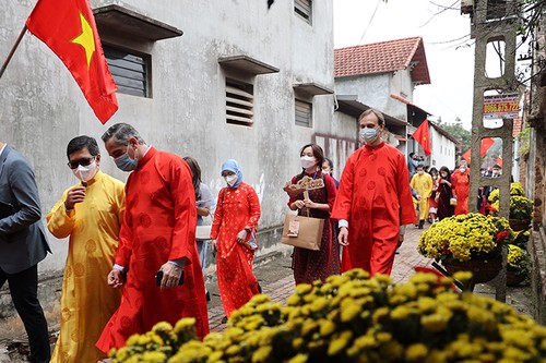 Les étrangers au Vietnam fêtent le Têt du Chat 2023 - ảnh 1