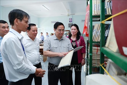 Pham Minh Chinh rend visite à des enfants handicapés de Bên Tre - ảnh 1