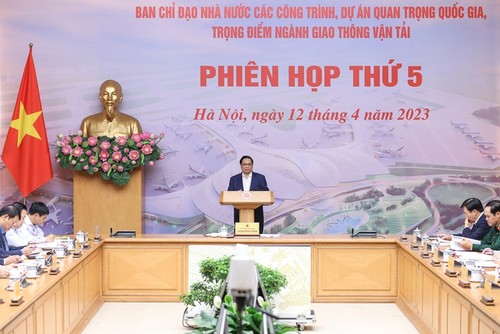 Pham Minh Chinh veut décaisser rapidement les investissements publics pour stimuler la croissance - ảnh 1