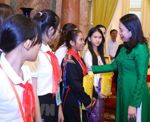 Vo Thi Anh Xuân rencontre les participants du camp d’été «Tournesols» de 2023 - ảnh 1