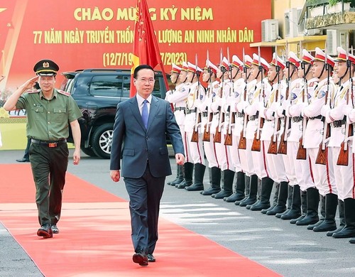 Vo Van Thuong rend visite au personnel du département de la Sécurité politique intérieure - ảnh 1