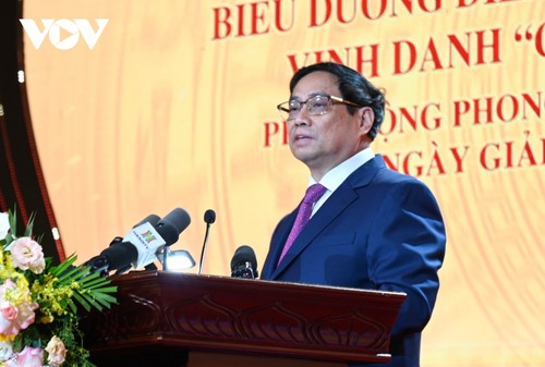 Pham Minh Chinh à la conférence d'honneur des citoyens exemplaires de Hanoi - ảnh 1