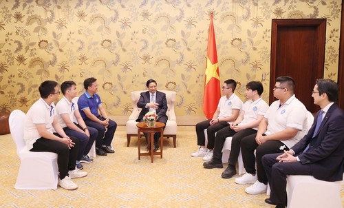 Le Premier ministre rencontre un groupe d’étudiants vietnamiens primés lors du concours de la COP28 - ảnh 1