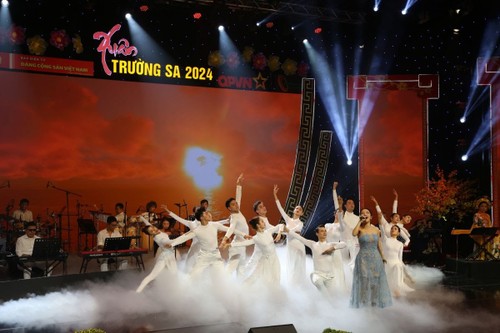 «Printemps de Truong Sa 2024»: un spectacle d’amour dédié aux soldats en mer - ảnh 1