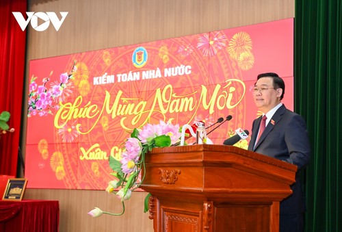 Vuong Dinh Huê rencontre le personnel de l’Audit d’État - ảnh 1