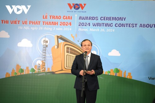 VOV: Remise des prix du concours de connaissance sur la radio de 2024 - ảnh 1