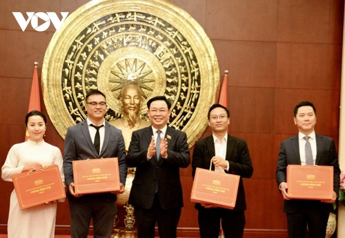 Rencontre de Vuong Dinh Huê avec la communauté vietnamienne en Chine - ảnh 2