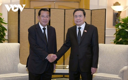 Le président de l’Assemblée nationale vietnamienne s’entretient avec le président du Sénat cambodgien - ảnh 1