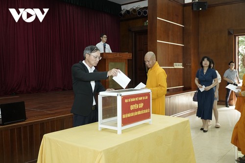 Collecte de fonds au Laos pour les victimes du typhon Yagi - ảnh 1