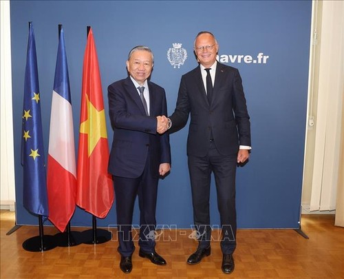 Rencontre entre Tô Lâm et Édouard Philippe au Havre pour renforcer la coopération Vietnam-France - ảnh 1