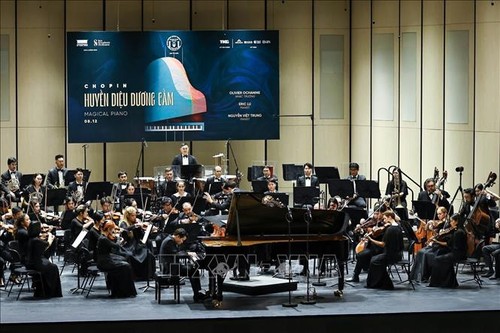 Deux pianistes, vietnamien et américain, rendent hommage à Chopin lors d’un concert à Hanoï - ảnh 1