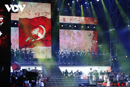 80 ans de l’Armée populaire: Le président de l'Assemblée nationale assiste au spectacle “Chanson inoubliable“ - ảnh 1