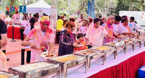 La fête indienne des couleurs Holi enchante Hanoi - ảnh 1