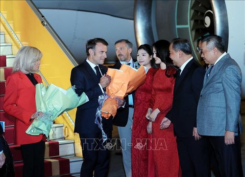 Emmanuel Macron entame une visite d’État au Vietnam - ảnh 1