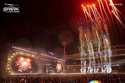 K-Star Spark Mega Concert: quand la K-pop embrase My Dinh sous la pluie     - ảnh 1
