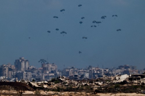 Israël largue 110 colis d’aide humanitaire sur Gaza - ảnh 1