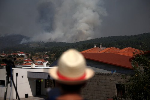 Incendies en Europe: évacuations massives en Grèce, Espagne et Portugal - ảnh 2